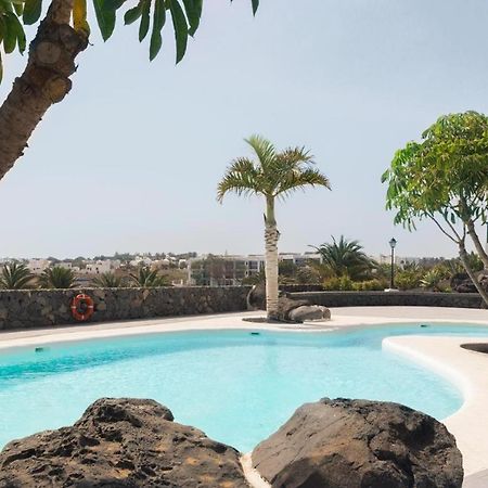 Apartamento Om Con Piscina Y Vistas Al Mar Leilighet Costa Teguise Eksteriør bilde