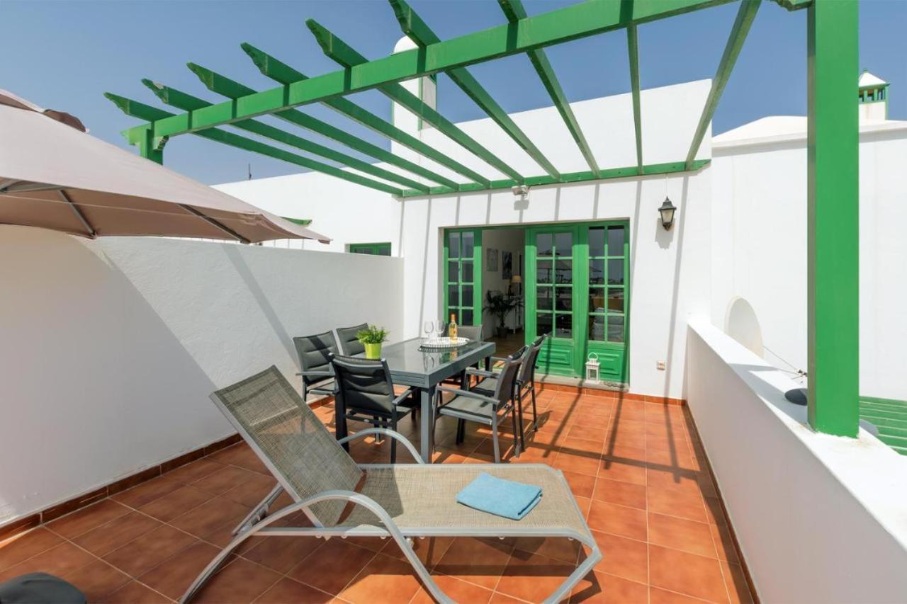 Apartamento Om Con Piscina Y Vistas Al Mar Leilighet Costa Teguise Eksteriør bilde