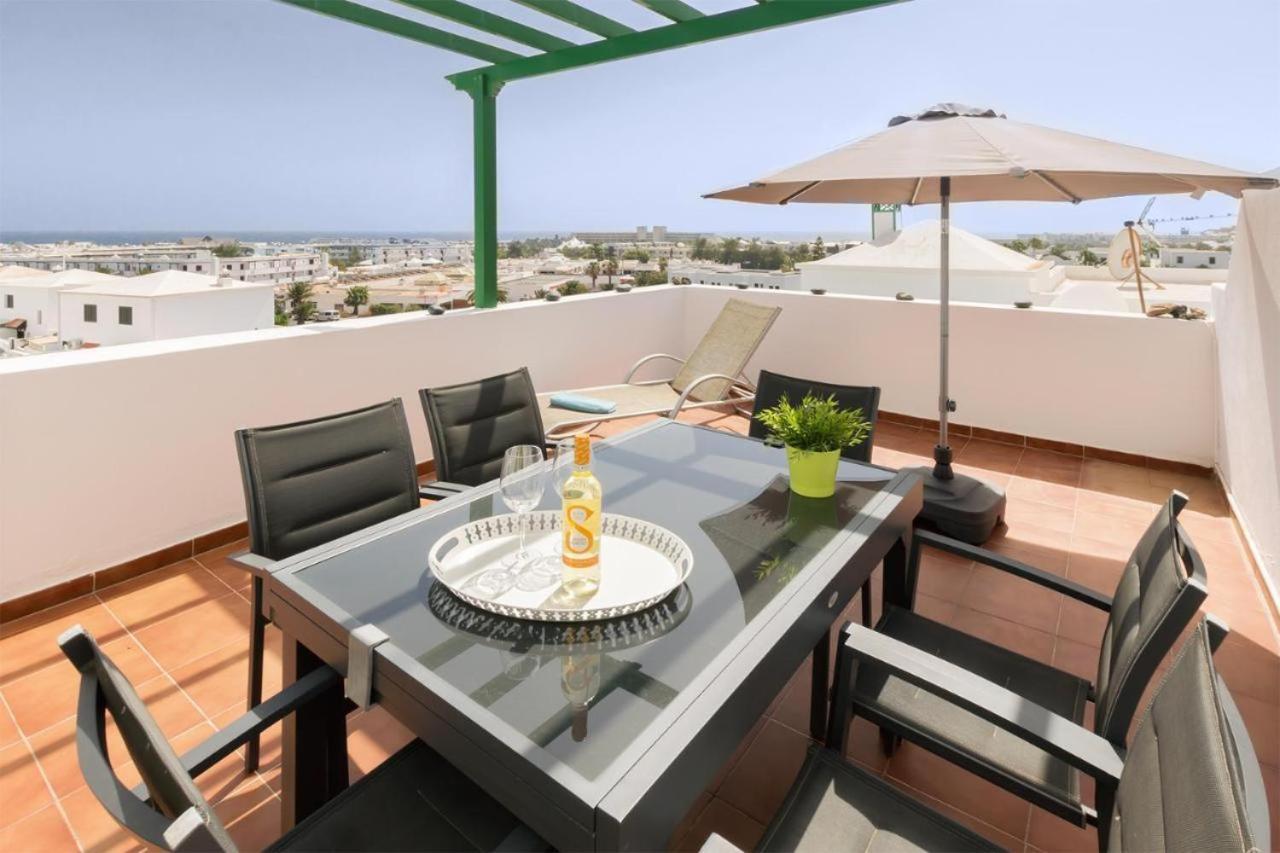 Apartamento Om Con Piscina Y Vistas Al Mar Leilighet Costa Teguise Eksteriør bilde