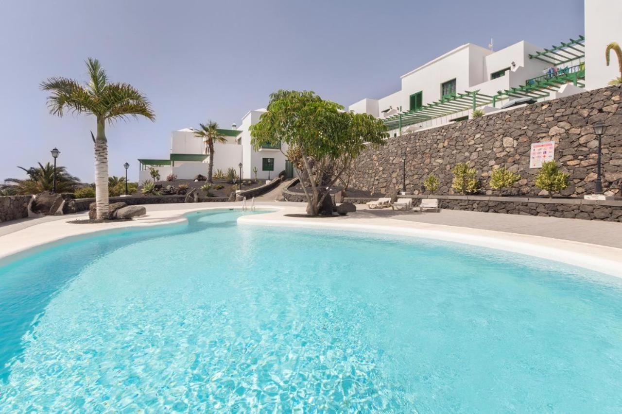 Apartamento Om Con Piscina Y Vistas Al Mar Leilighet Costa Teguise Eksteriør bilde